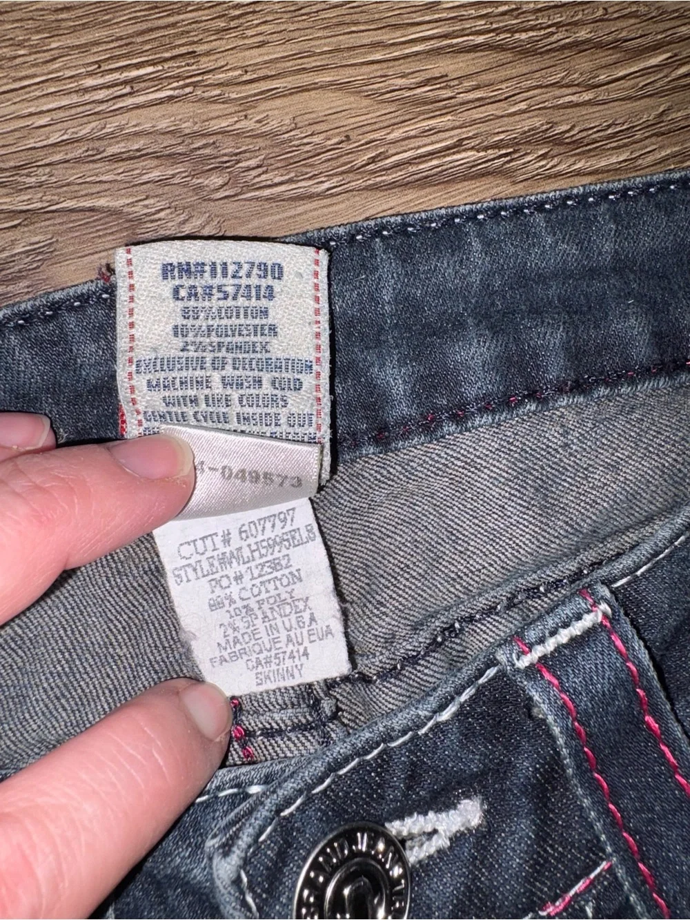 True religion skinny jeans dark wash with pink stitching - Picture 3 of 8